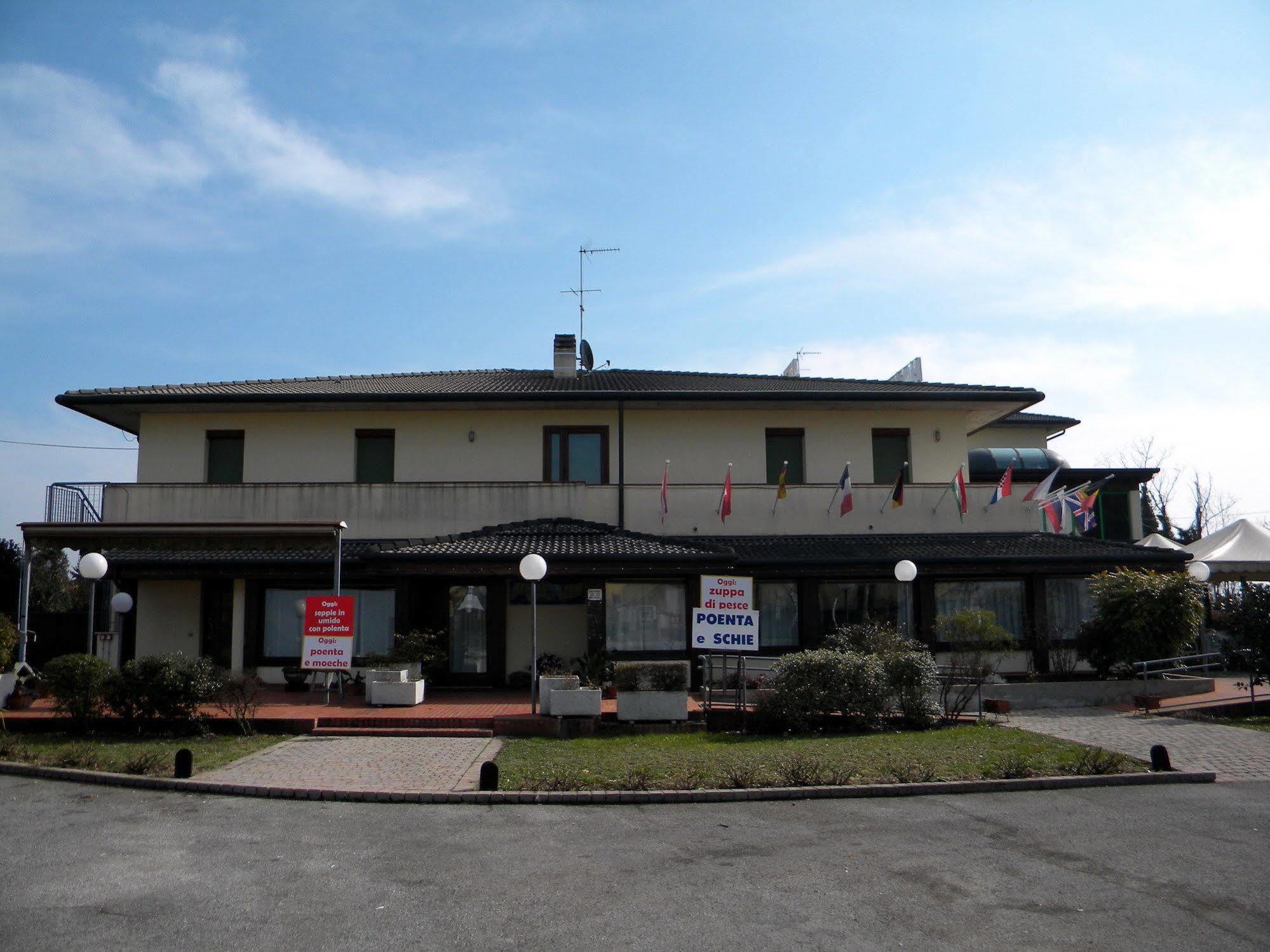 Hotel Corone Caerano Di San Marco Exteriér fotografie
